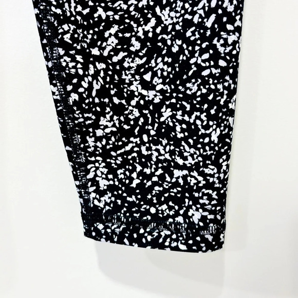 OLD NAVY  Black & white pattern 3/4 Powersoft leggings - Picture 5 of 6